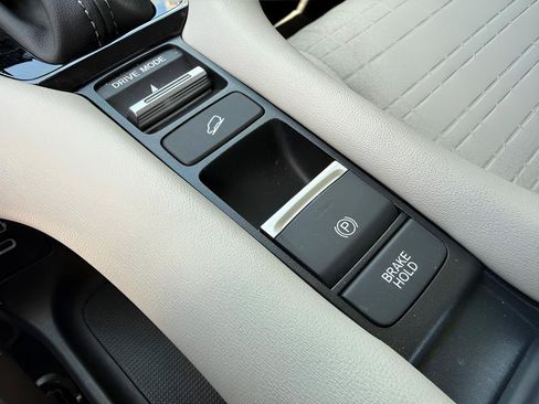 Certified 2025 Honda HR-V LX image 30