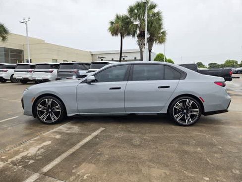 Used 2023 BMW 740i w/ Parking Assistance Package RWD image 3