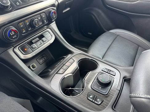 Used 2023 GMC Acadia SLT w/ Elevation Edition FWD image 17