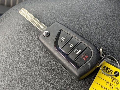 Used 2018 Toyota Camry SE image 25