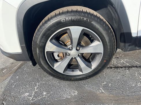 Used 2019 Jeep Cherokee Limited image 24