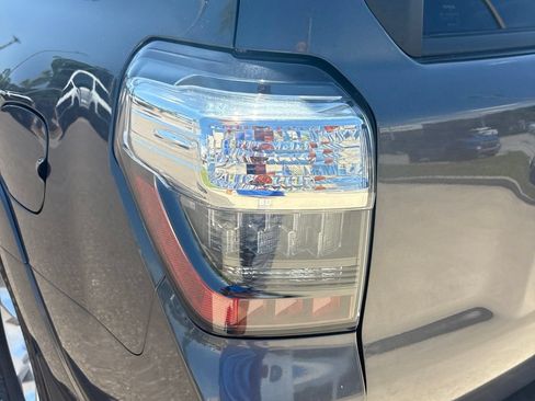 Used 2018 Toyota 4Runner SR5 Premium RWD image 9
