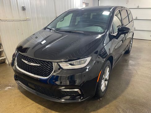 New 2026 Chrysler Pacifica Select image 4