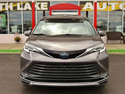 Used 2021 Toyota Sienna Platinum AWD/4WD image 2