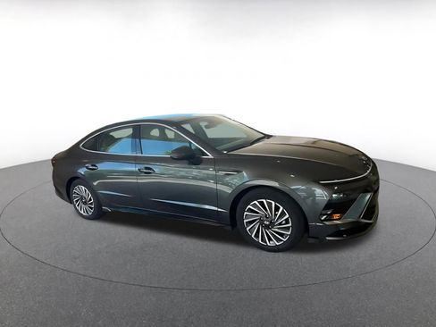 Used 2025 Hyundai Sonata SEL FWD image 2