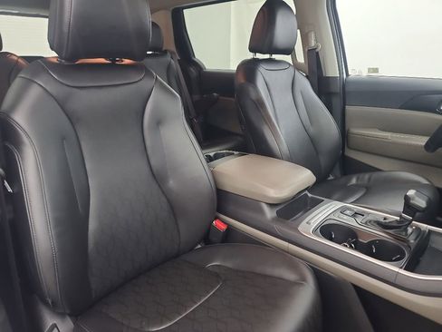 Used 2025 Kia Carnival FWD image 15