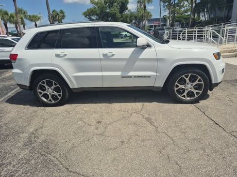 Used 2018 Jeep Grand Cherokee Limited AWD/4WD image 5