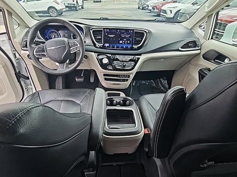 Used 2022 Chrysler Pacifica Touring-L image 17