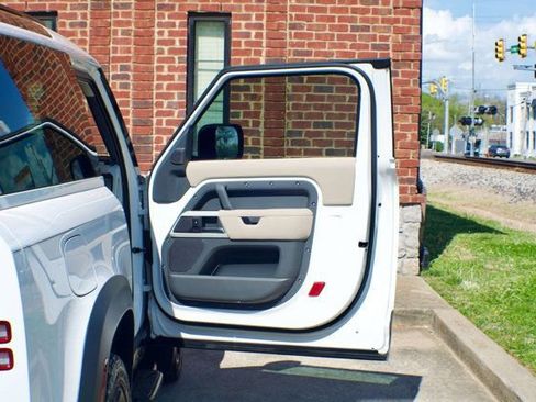 Used 2022 Land Rover Defender 90 S image 45