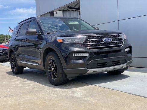 Used 2023 Ford Explorer XLT w/ Equipment Group 202A AWD/4WD image 2