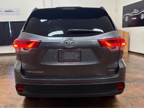Used 2018 Toyota Highlander LE AWD/4WD image 9