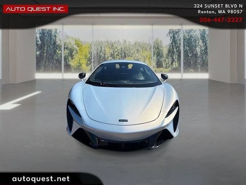 Used 2023 McLaren Artura RWD image 2