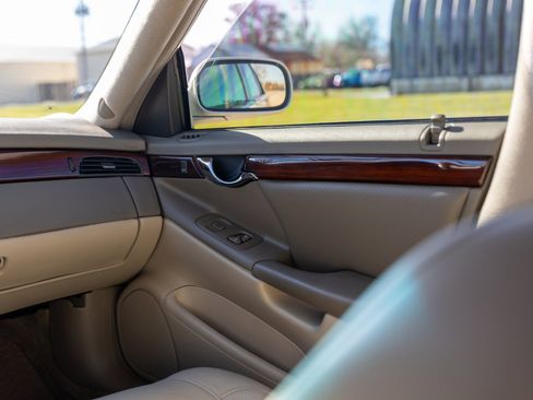 Used 2000 Cadillac De Ville DTS w/ Comfort/Convenience Pkg image 46