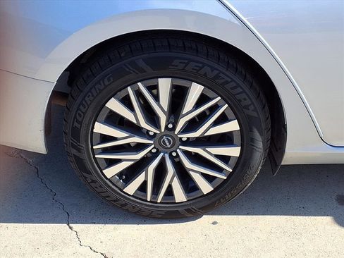 Used 2024 Nissan Altima 2.5 SV image 9