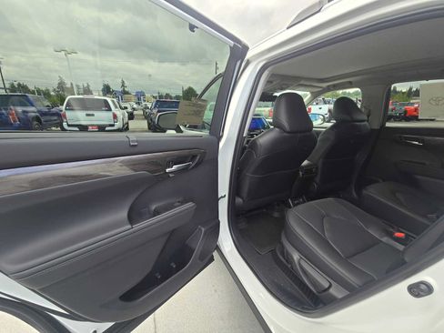 New 2026 Toyota Highlander Platinum AWD/4WD image 15