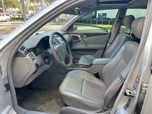 Used 2000 Mercedes-Benz E 320 Sedan image 5