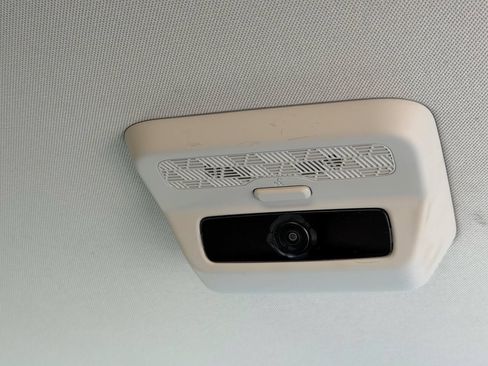 Used 2025 Kia Carnival EX FWD image 31