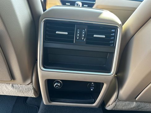 Used 2022 Porsche Cayenne Platinum Edition image 26