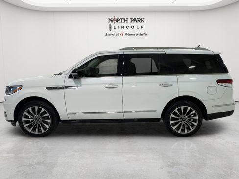 Used 2023 Lincoln Navigator Reserve AWD/4WD image 2