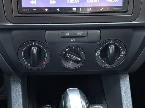 Used 2015 Volkswagen Jetta S image 34