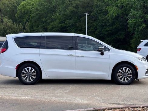 Used 2024 Chrysler Pacifica Limited FWD image 11