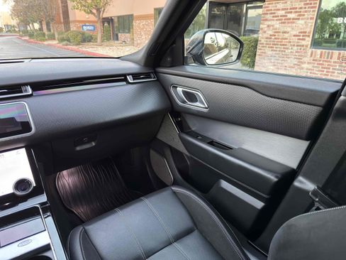 Used 2018 Land Rover Range Rover Velar R-Dynamic SE image 32