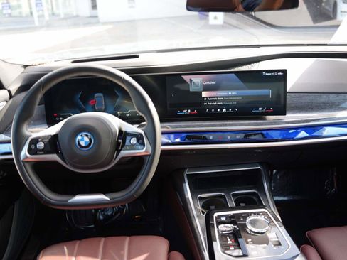 Used 2025 BMW i7 xDrive60 image 11
