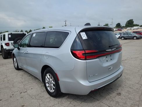 Used 2024 Chrysler Pacifica Touring-L FWD image 9