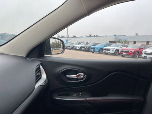 Used 2016 Jeep Cherokee Trailhawk w/ Comfort/Convenience Group image 19