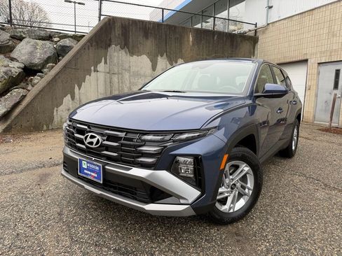 Used 2025 Hyundai Tucson SE image 1