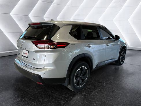 Used 2024 Nissan Rogue SV image 4