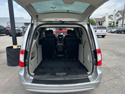 Used 2012 Chrysler Town & Country Touring w/ Entertainment Group #1 FWD image 8