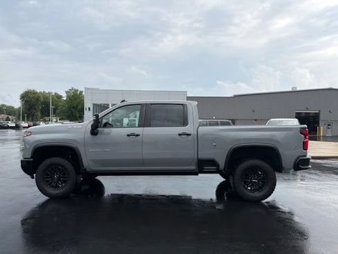 Used 2024 Chevrolet Silverado 2500 ZR2 w/ Technology Package AWD/4WD image 5