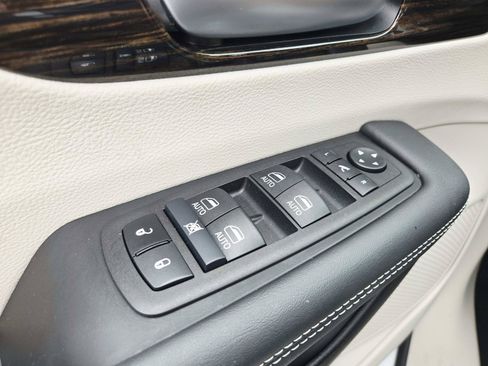 Used 2024 Chrysler Pacifica Limited FWD image 40