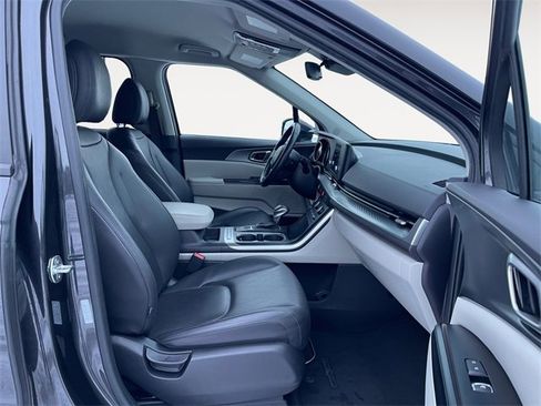 Used 2024 Kia Carnival LX image 15