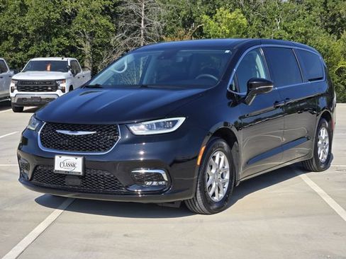 Used 2024 Chrysler Pacifica Touring-L FWD image 4