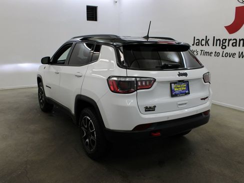 Used 2025 Jeep Compass Trailhawk AWD/4WD image 3