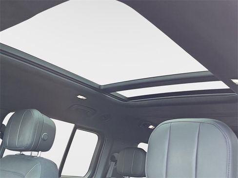 Used 2025 Land Rover Defender 130 V8 image 32