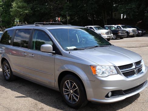Used 2017 Dodge Grand Caravan SXT FWD image 1