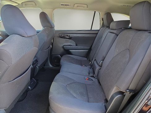 Used 2022 Toyota Highlander LE image 11