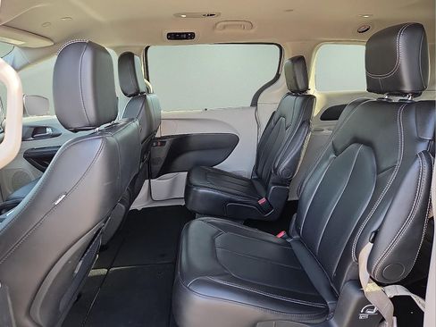 Used 2024 Chrysler Pacifica Touring-L FWD image 11