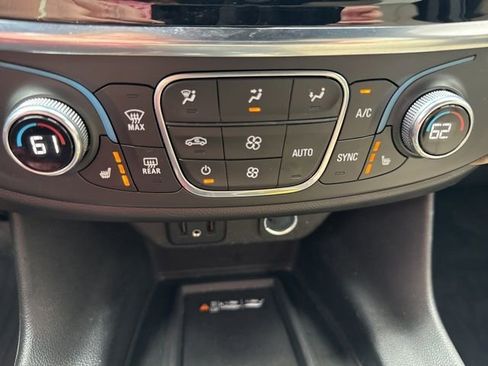 Used 2022 Chevrolet Traverse LT FWD image 21