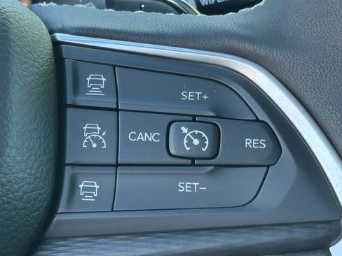 New 2025 Jeep Grand Cherokee Altitude image 21