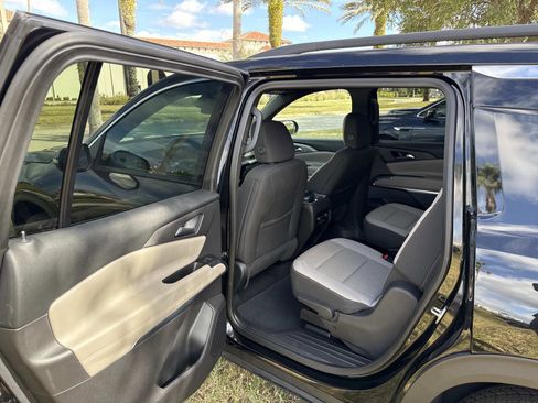 Used 2025 Chevrolet Traverse LT image 14