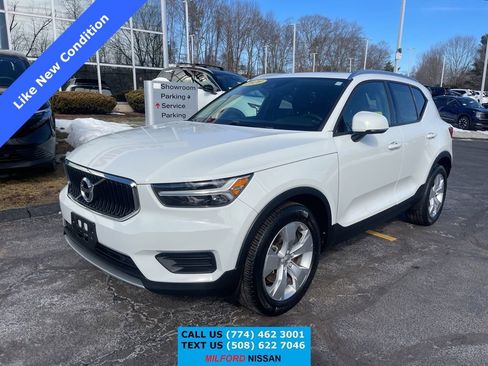 Used 2020 Volvo XC40 T5 Momentum image 1