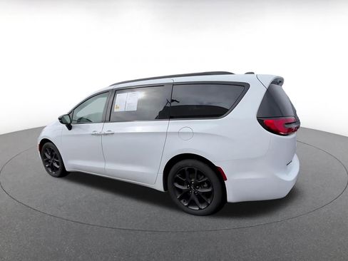 Used 2025 Chrysler Pacifica Limited image 10