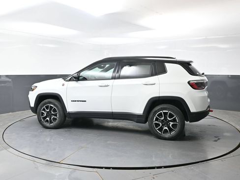 Used 2025 Jeep Compass Trailhawk AWD/4WD image 10