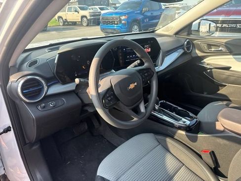 Used 2025 Chevrolet Trax LT FWD image 11