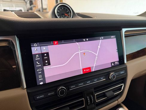 Used 2019 Porsche Macan AWD/4WD image 19