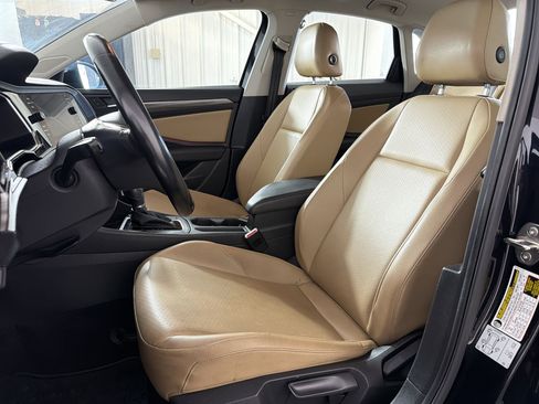 Used 2019 Volkswagen Jetta SEL w/ Cold Weather Package FWD image 4